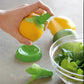 presse-citron-personne-qui-vaporise-du-jus-de-citron-sur-la-salade-dans-un-bol_1