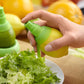 presse-citron-personne-qui-vaporise-du-jus-de-citron-sur-la-salade-dans-une-assiette